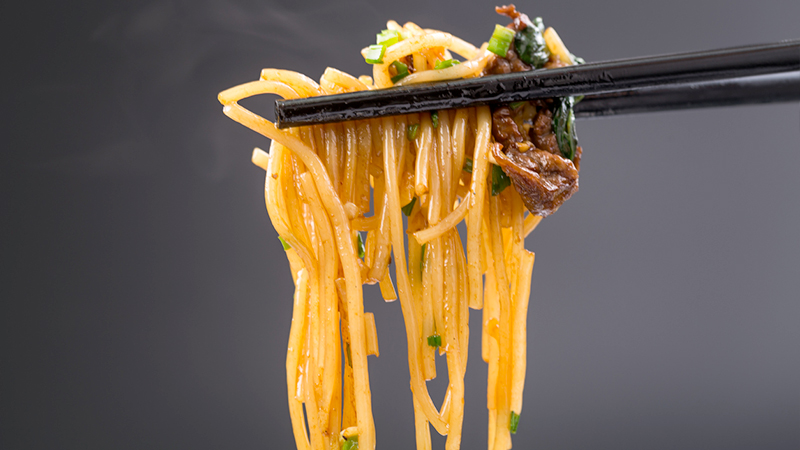 noodles con gamberi e carne