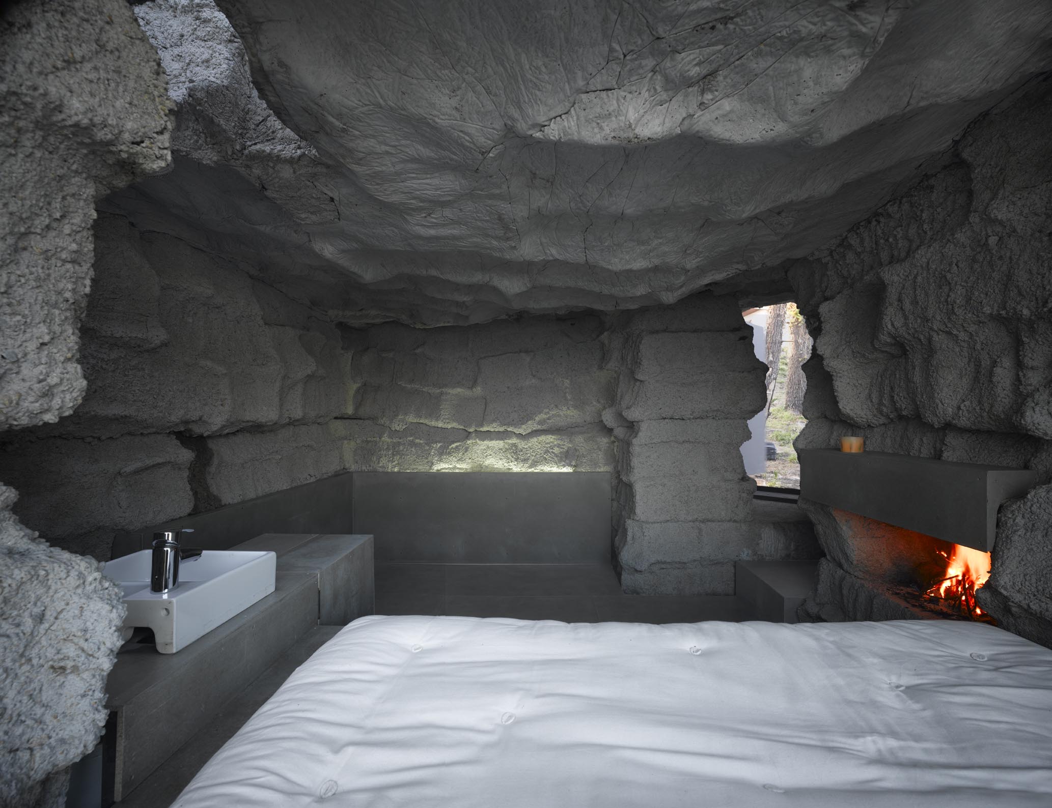 Скала на потолке. Дом трюфель в Испании. Интерьер в стиле пещеры. Комната в стиле пещеры. Уютная пещера.
