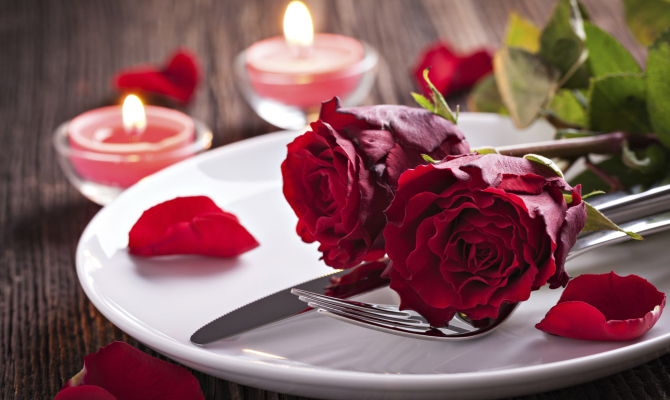 Tavolo con tovaglia bianca. Romantica cena a lume di candela. Camino bianco  decorato con cuori rossi per San Valentino Foto stock - Alamy