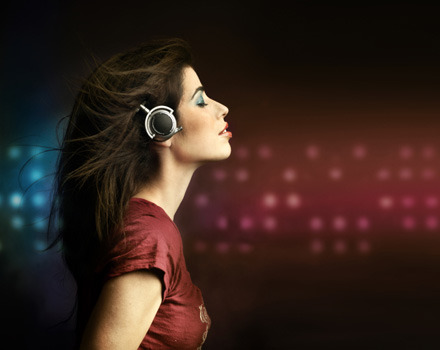 Donna che ascolta la musica