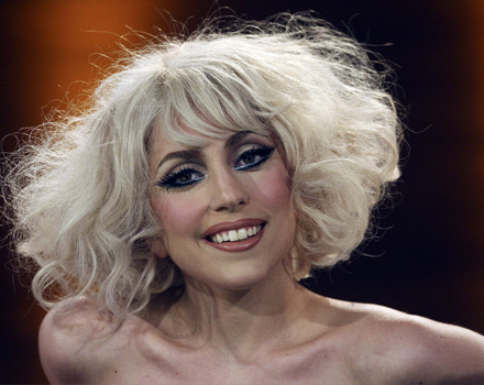 Lady Gaga presenta “Speechless” in stile burlesque