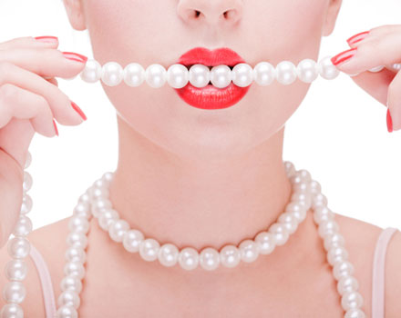 Donna con collana di perle