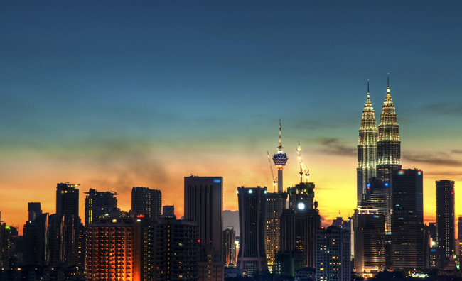 Kuala Lumpur tra grattacieli, club e  mercatini