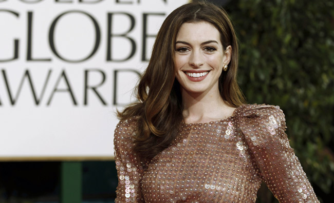 Anne Hathaway Golden Globe 2011