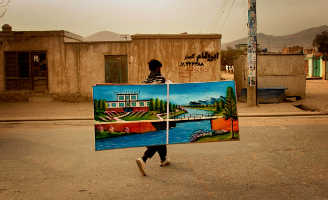Kabul, pittore che vende un paesaggio
