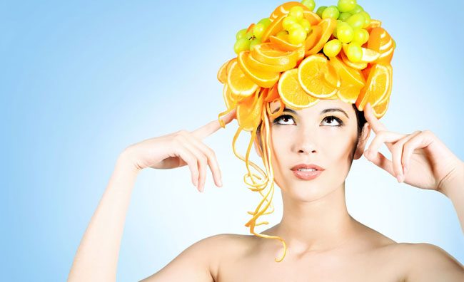 Donna con casco di frutta