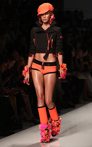 Blumarine: hot pants arancio - giacchetta nera