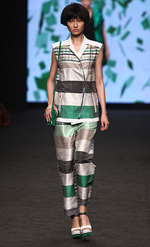 CNC Costume National: Giacca - Pantaloni a Righe - Pochette