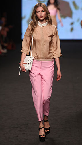 CNC Costume National: Camicetta - Pantaloni Rosa - Borsa Bianca