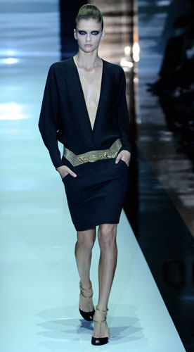 Gucci: abito nero scollo a v cintura oro