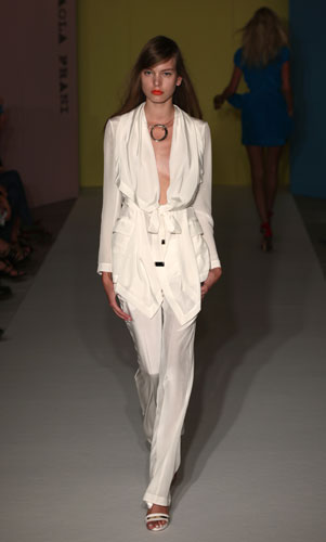 Paola Frani: completo pantalone bianco - fiocco