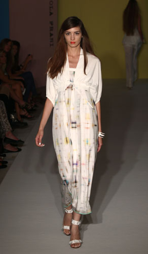 Paola Frani: abito lungo - coprispalle bianco