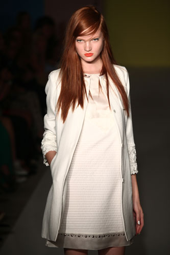 Paola Frani: abito bianco - bordo borchie
