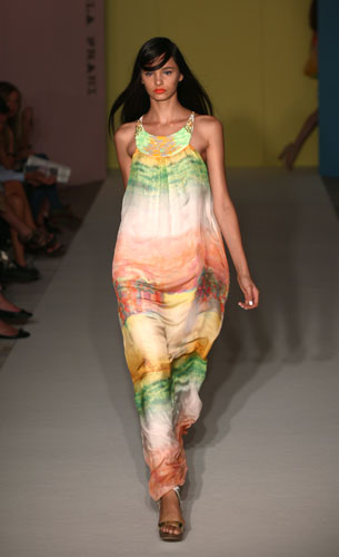 Paola Frani: abito lungo multicolore