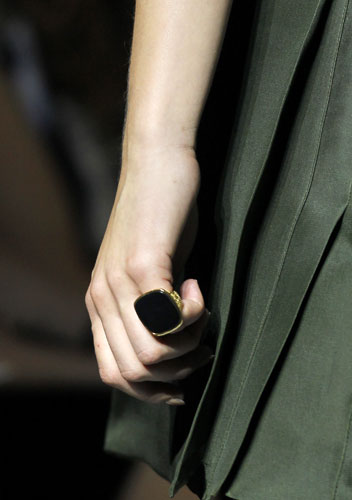 Yves Saint Laurent, anello