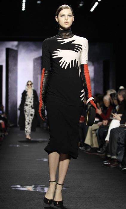 Diane Von Furstenberg - abito con guanti rossi e neri
