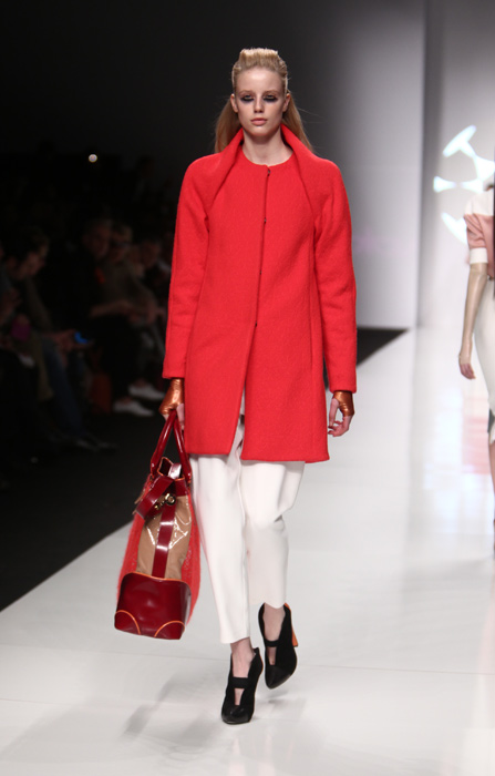 Byblos 2012 2013 - cappotto rosso pantalone bianco