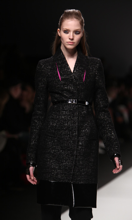 Byblos 2012 2013 - cappotto nero con cinta in vita