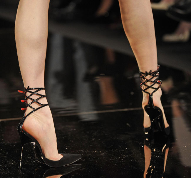 Monique Lhuillier -  dettaglio scarpa con tacco