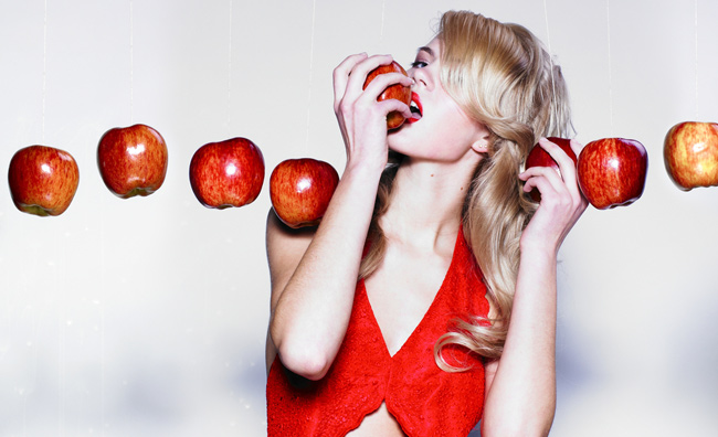 Donna che mangia una mela