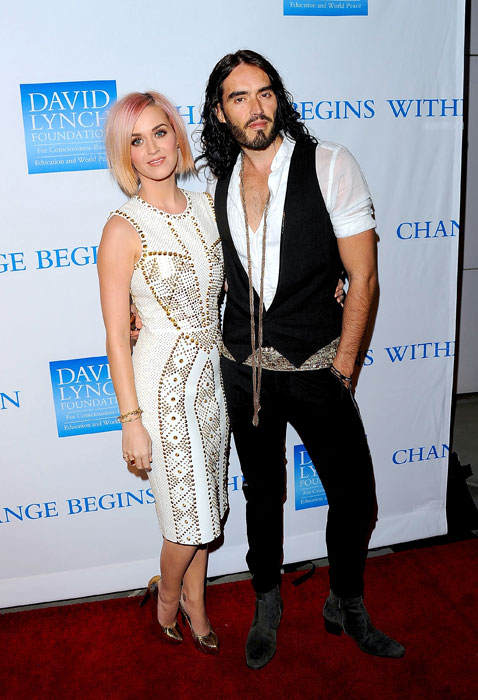Katy Perry in Versace con Russell Brand