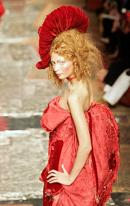 Abito e cappello rosso John Galliano per Dior