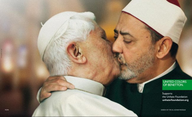 Ritirata la foto del Papa che bacia l’imam