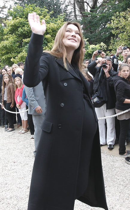 Carla Bruni - cappotto nero abito nero
