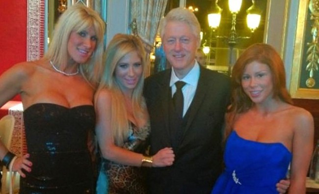 Foto con due star del porno, Bill Clinton ci ricasca