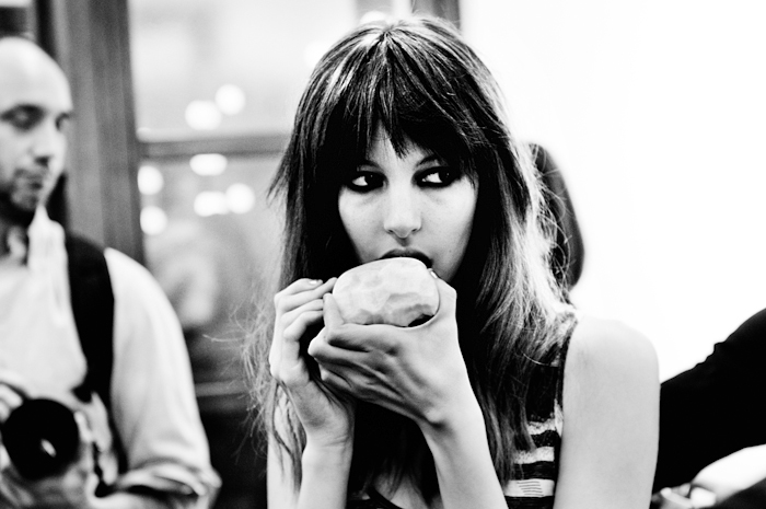 Foto modella mangia una mela
