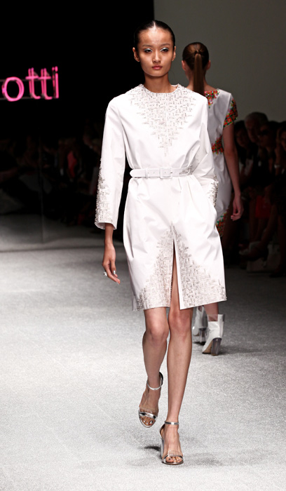 Laura Biagiotti - abito bianco con cinta bianca