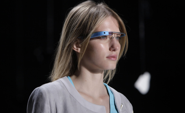 Google Glass su una modella