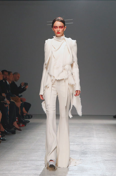 Gareth Pugh - Completo bianco, giacca e pantalone lungo