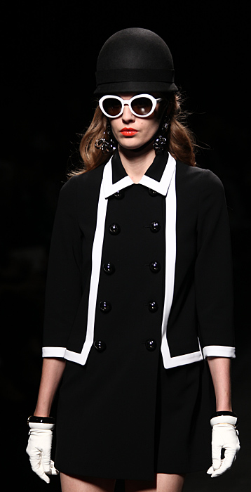 Moschino - cappotto nero con rifiniture bianche