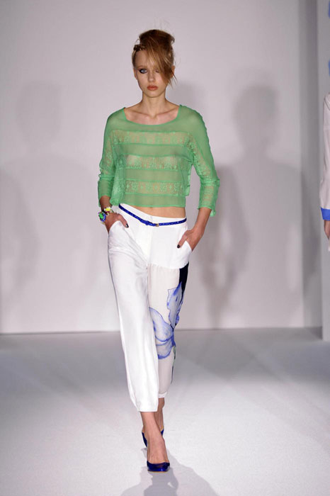 Paola Frani - Pantalone bianco e maglia verde