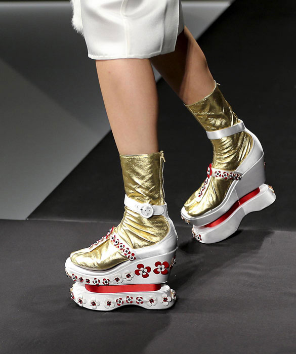 Prada - Dettaglio scarpe con zeppa oro