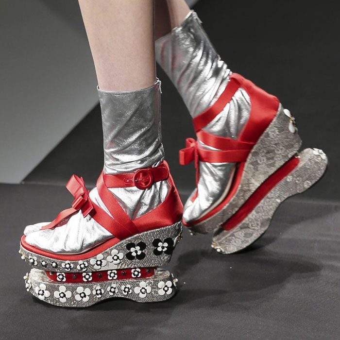 Prada - Dettaglio scarpe con zeppa argento