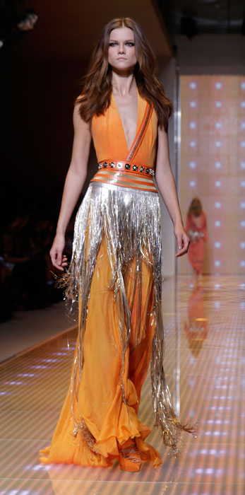 Versace - Abito lungo arancio con frange argento sui fianchi