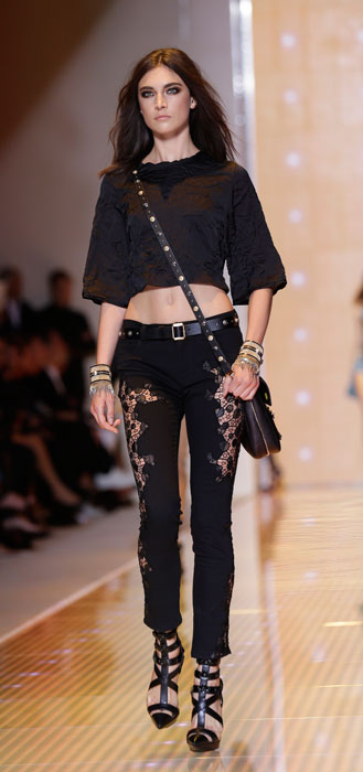 Versace - Maglia corta e pantalone nero con ricami