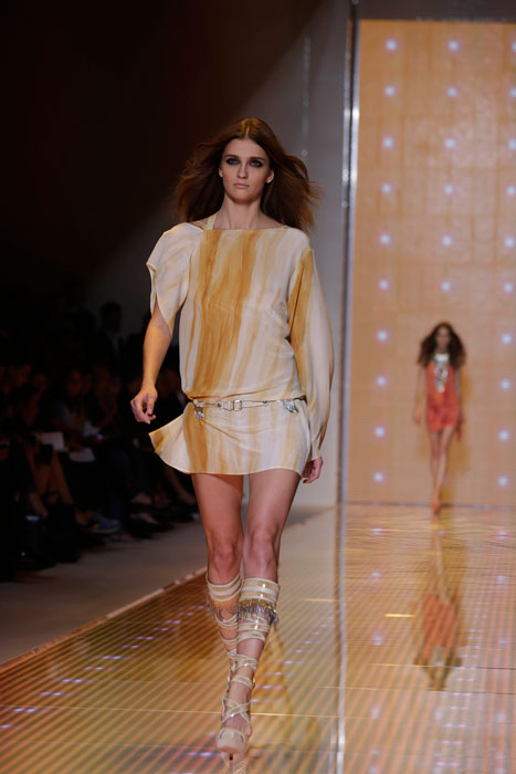 Versace - Mini abito fantasia in bianco e giallo