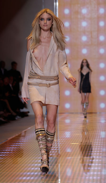Versace - Camicia con ampio scollo e gonna beige