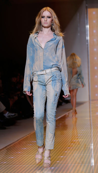 Versace - Camia e pantalone in azzurro