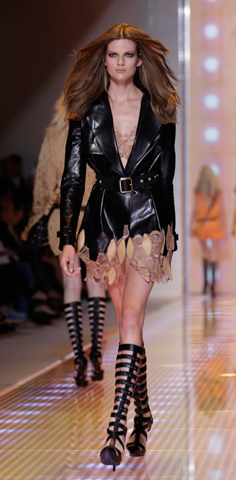 Versace - Giacca nera avvitata e stivali