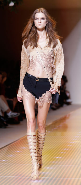 Versace - Maglia oro con shorts neri