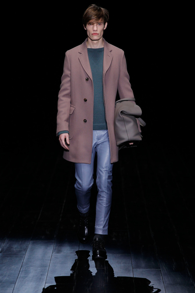 Cappotto, maglia e pantaloni Gucci