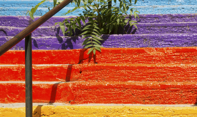 Istanbul, le scale arcobaleno che scatenano il web