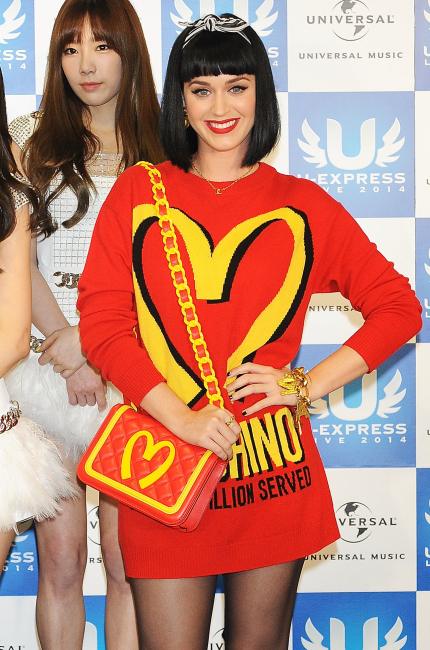 Katy Perry, icona pop in rosso e giallo