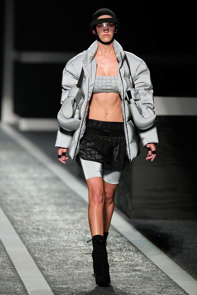 Giacca, top e pantaloni Alexander Wang per H&M