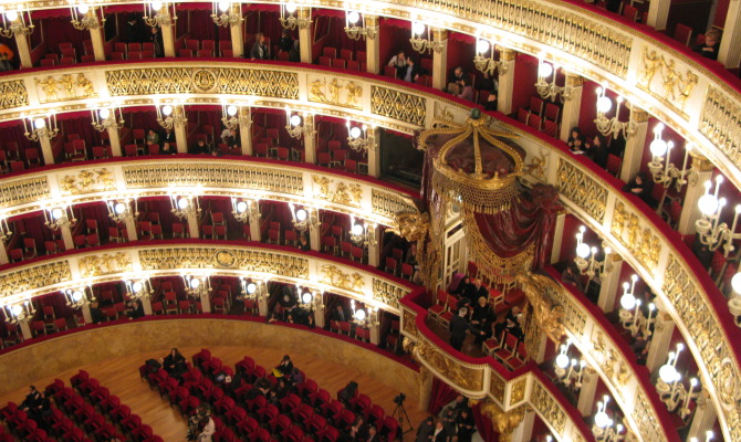 storico teatro di Napoli