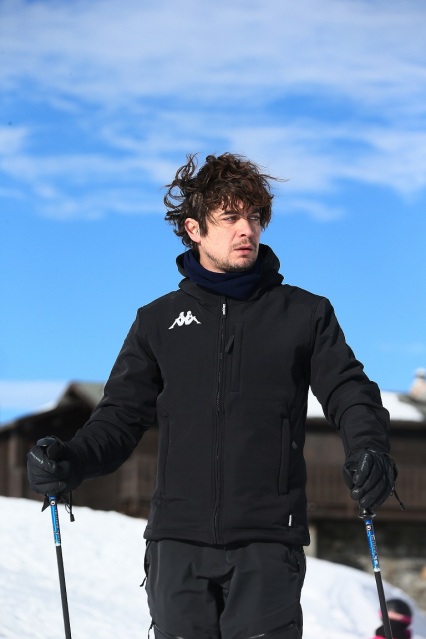 Riccardo Scamarcio, campione di sci sulle Alpi